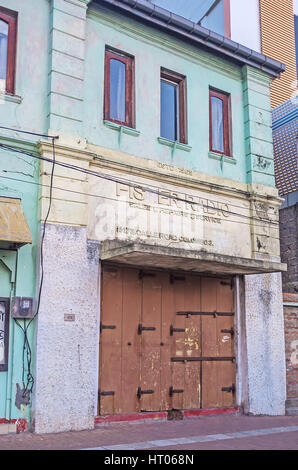 COLOMBO, SRI LANKA - 6 décembre 2016 : l'ancien bâtiment de Radio Fisher, situé à Galle Route principale et entourée d'hôtels modernes, le 6 décembre dans Banque D'Images