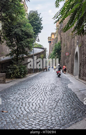 Sorrento, Italie - 31 août 2016 : rue étroite pavée de la Via Luigi De Maio en ville italienne touristique Banque D'Images