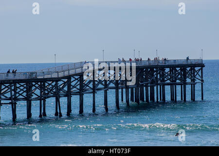 Plage et jetée du Pacifique à San Diego, où vous pourrez profiter de surfer sur l'océan pacifique. Un temps superbe et incroyable de personnes sympathiques. Banque D'Images