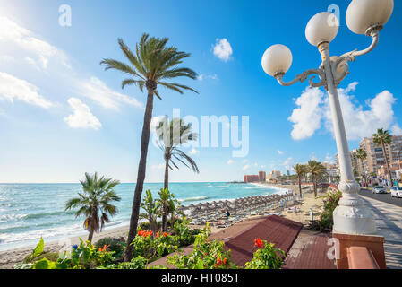 Plage de la ville de Benalmadena côtières. Malaga, Andalousie, Espagne Banque D'Images