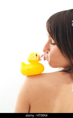 Junge Frau kuesst Badeente - young woman kissing rubber duck Banque D'Images