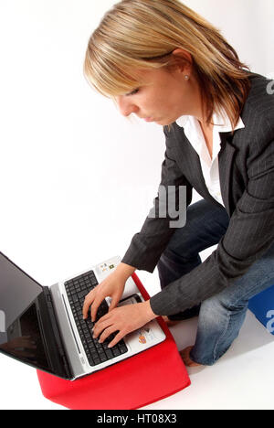 Junge Geschaeftsfrau arbeitet suis coffre - young business woman using laptop Banque D'Images