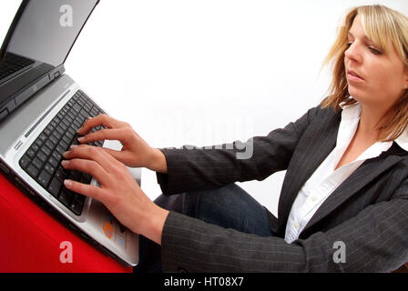 Junge Geschaeftsfrau arbeitet suis coffre - young business woman using laptop Banque D'Images