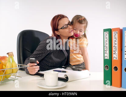 Geschoeaeftsfrau Junge mit genre im Buero - business woman with child in office Banque D'Images