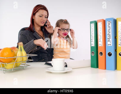 Geschoeaeftsfrau Junge mit genre im Buero - business woman with child in office Banque D'Images