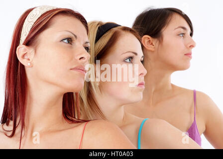 Drei junge, attraktive Frauen im Profil - trois jeunes femmes attrayantes, en side-face Banque D'Images