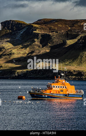 Sauvetage de Portree, RNLB Stanley Watson Barker, ancré dans le port de Portree, Isle of Scotland Banque D'Images