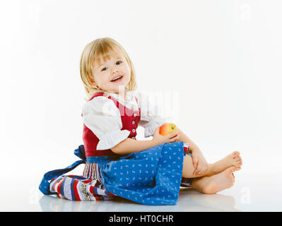 ‰M im dchen Dirndl mit Apfel - jeune femme en costume avec Apple Banque D'Images