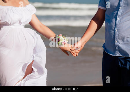 Joli couple holding hands ensemble. Close up shot Banque D'Images