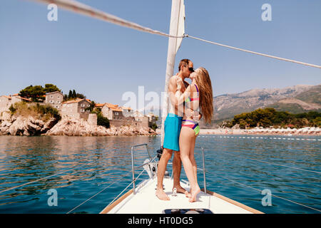 Couple de yachting. Voilier de luxe vous détendre sur deux Banque D'Images