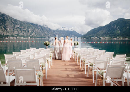 Mariée avec demoiselles au mariage dans les montagnes. Cérémonie de mariage lieu pittoresque. Banque D'Images