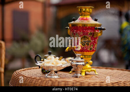 Le thé à l'extérieur. Tasse de thé et une théière samovar russe. Banque D'Images