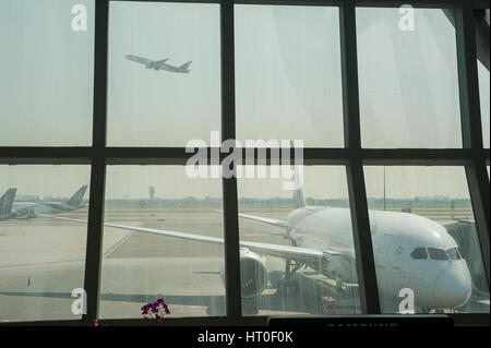 08.02.2017, Bangkok, Thaïlande, Asie - UN Thai Airways avion du passager est parqué sur une porte à l'aéroport de Suvarnabhumi de Bangkok. Banque D'Images