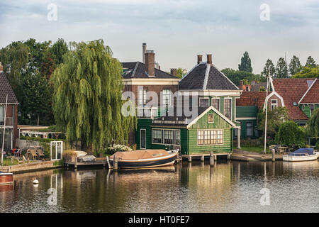 Le Zaanse Schans avec ses typiques maisons en bois vert, les ponts et les fossés. Banque D'Images