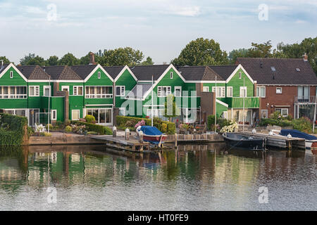 Le Zaanse Schans avec ses typiques maisons en bois vert, les ponts et les fossés. Banque D'Images