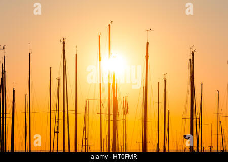 Rangées de bateaux au quai dans la soirée contre ciel coucher de soleil crépuscule (éclairage) Banque D'Images