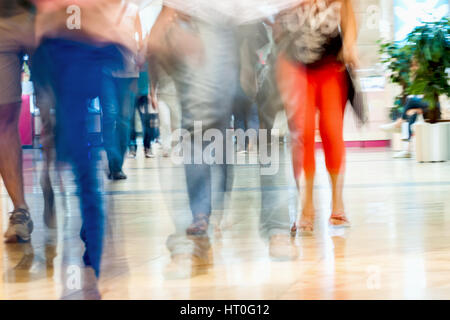 Flou artistique abstrait flou de mouvement jeunes marcher dans le centre commercial, le concept de vie urbain, l'arrière-plan. Banque D'Images