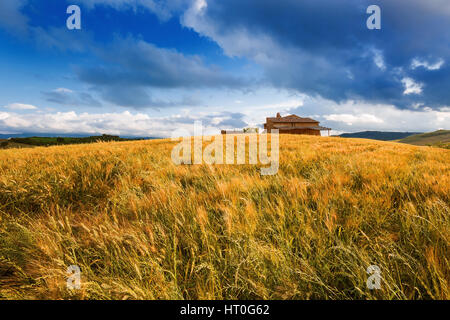 Paysage spectaculaire avant tempête et maison vide dans la nature Toscane,Italie Banque D'Images