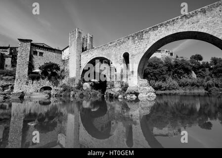 Vieux pont gothique à Besalu , Catalogne, Espagne Banque D'Images