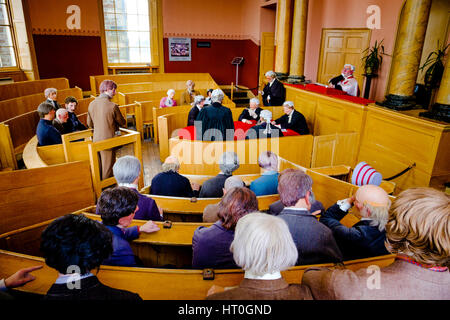 Une scène dans la salle d'audience dans la prison d'Inveraray, Inveraray, Argyll and Bute, Ecosse Banque D'Images