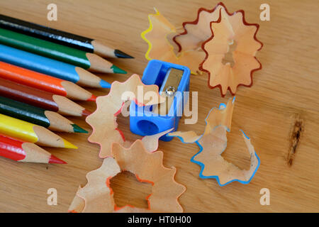 Taille-crayons de couleur, et des copeaux sur table en bois. Profondeur de champ. Banque D'Images