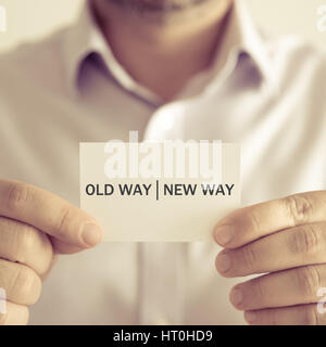 Gros plan sur businessman holding une carte avec texte ancienne façon NOUVELLE MANIÈRE, concept d'image avec arrière-plan flou et vintage tone Banque D'Images