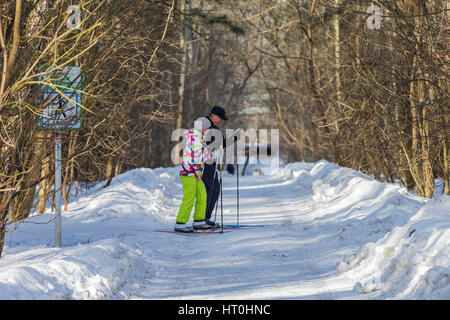 Couple de personnes âgées du ski dans la forêt. Banque D'Images