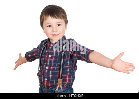 Happy smiling Young boy positive avec ses bras écartés. Monde est votre huître. Isolé sur un fond blanc. Banque D'Images