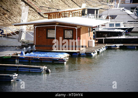 Un petit bateau en bois, ainsi que les yachts et bateaux à moteur ancré dans un port intérieur sur le Rhin. Banque D'Images