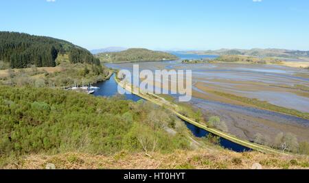 Aperçu de l'Crinan canal et l'estuaire de la rivière Ajouter qui se jettent dans le Loch Crinan, Argyll, Scotland, UK, mai 2016. Banque D'Images