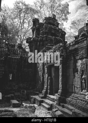 Image infrarouge de l'architechture khmère à Angkor Wat, au Cambodge Banque D'Images