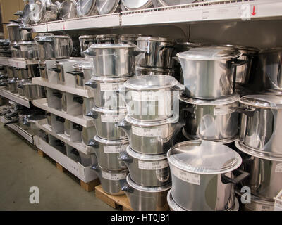 Pots et casseroles en vente dans un magasin Ikea Banque D'Images
