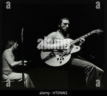 Phil Lee (guitare) et Michael Garrick (piano) jouer aux écuries, Wavendon, dans le Buckinghamshire. Artiste : Denis Williams Banque D'Images