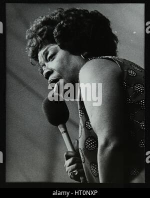 La chanteuse américaine Sarah Vaughan au Capital Radio Jazz Festival, Knebworth, Hertfordshire, 1981. Artiste : Denis Williams Banque D'Images