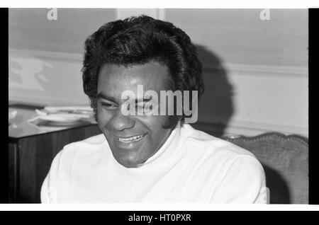 Johnny Mathis, Londres, 1975. Artiste : Brian O'Connor. Banque D'Images