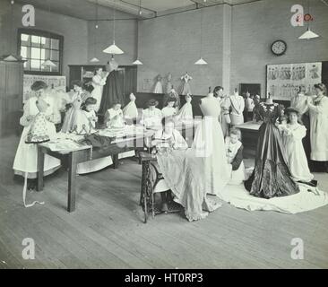 La classe de couture, Borough Polytechnic, Southwark, Londres, 1907. Artiste : Inconnu. Banque D'Images