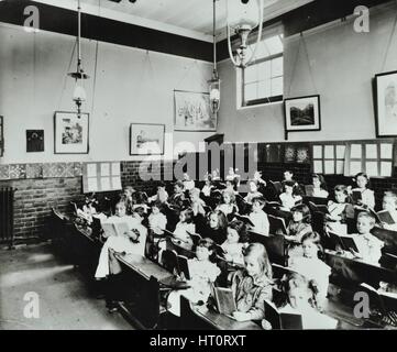 La lecture de livres de classe, l'école, les nourrissons Southfields, Wandsworth, Londres, 1907. Artiste : Inconnu. Banque D'Images