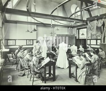 Vêtements prêt à l'emploi de classe, Shoreditch Technical Institute, Londres, 1907. Artiste : Inconnu. Banque D'Images