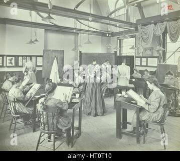 Vêtements prêt à l'emploi de classe, Shoreditch Technical Institute, Londres, 1907. Artiste : Inconnu. Banque D'Images