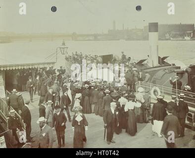 Les passagers à bord du London Steamboat, Tamise, Londres, 1905. Artiste : Inconnu. Banque D'Images