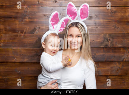 Concept de Pâques. Happy mother and son cute child wearing Bunny Ears se préparer pour Pâques Banque D'Images