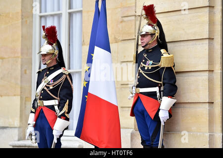 PARIS, FRANCE - Le 10 juin : l'Hôtel Matignon Garde républicaine d'honneur au cours d'une cérémonie d'accueil le 10 juin 2016 à Paris. Matignon est le fonctionnaire resid Banque D'Images