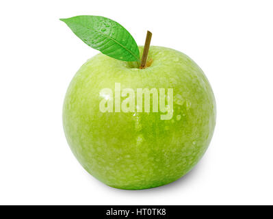 Green Apple avec goutte d'eau et isoler des feuilles sur fond blanc avec clipping path Banque D'Images