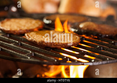 Pâtés de bœuf sur une grille avec le feu. Selective focus Banque D'Images