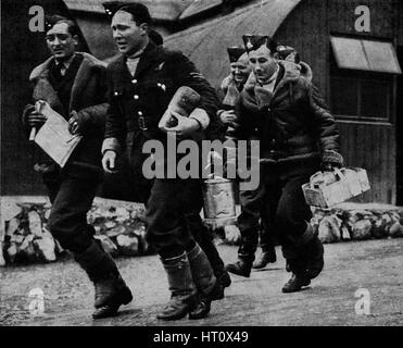 Les membres de la RAF prêt pour l'action pendant la Seconde Guerre mondiale, c1940 (1943). Artiste : Inconnu. Banque D'Images