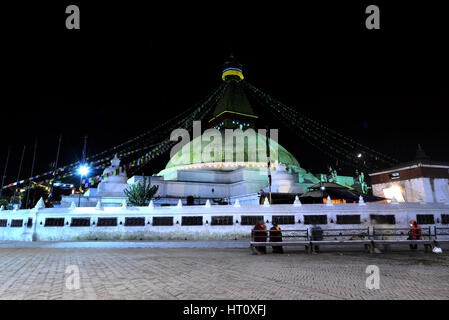 BOUDHANATH - 8 octobre : Le plus grand stupa bouddhiste de Boudhanath dans le monde, détruit partiellement seulement après le tremblement de terre qui a frappé le Népal le 2 avril Banque D'Images