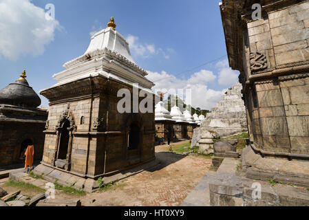PASHUPATINATH - 10 OCTOBRE : ancient temple hindou, maintenant s'est effondrée après le séisme qui a frappé le Népal le 25 avril 2015. Le 10 octobre, 2013 dans Pashupat Banque D'Images