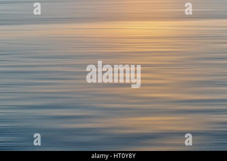 Lever de soleil coloré avec une longue exposition, effet de mouvement horizontal d'arrière-plan flou Banque D'Images