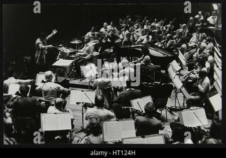 Buddy Rich et le Royal Philharmonic Orchestra en concert au Royal Festival Hall, Londres, 1985. Artiste : Denis Williams Banque D'Images