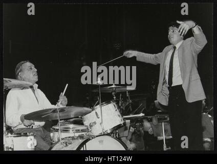 Buddy Rich et chef d'orchestre Andrew Litton, Royal Festival Hall, Londres, juin 1985. Artiste : Denis Williams Banque D'Images